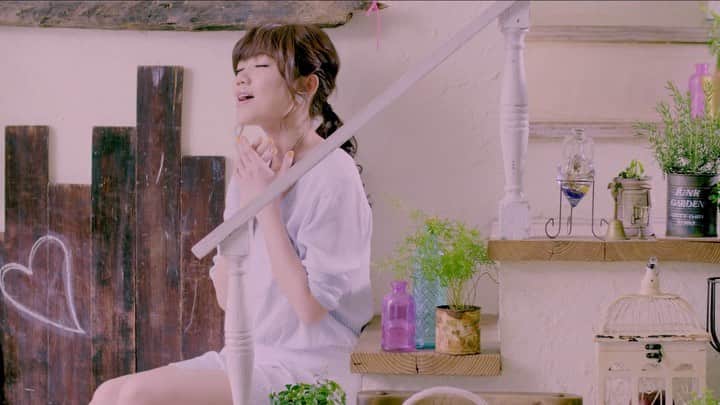 MACOのインスタグラム：「「この曲があったから自分は」と歌うたび思う。もちろんWe Are Never Ever Getting Back Togetherのカバーが原点なのだけれど。カバーの壁をこえてみんなに響くものが自分にあるのか？当初凄く不安だった。でもそんなMACOの思いをLOVEは全部払拭してくれた。アンコールでみんながこの曲を歌うのはそういうことなんだなと思う。当時この曲に愛を注いでくれたMACOのチームと作家MUSOHさんへの感謝はこの先もずっと胸の中にある。  歩いてきた道を振り返って愛おしく感じても、また前を向いて歌えるような楽曲になった「LOVE MYSELF」リリースまであと3日です。  よろしくお願いします！  MACO」