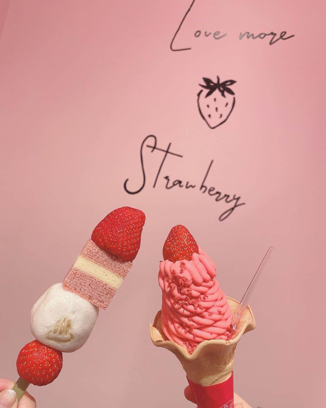 繭さんのインスタグラム写真 - (繭Instagram)「ㅤㅤㅤ ㅤㅤㅤ かわいいいちごスイーツのお店 @atamibonbonberry さん🍓  温泉まんじゅういちご串と 人気No.1のボンボンソフトをいただきました🤤 ㅤㅤㅤ イートインスペースはフォトスポットがたくさんで いちご好きにはたまらない空間でした❤️ ㅤㅤㅤ #いちごbonbonberry熱海ハウス #いちごスイーツ #strawberry #followme #followmejp #followjp」12月15日 21時21分 - mayumayu1008