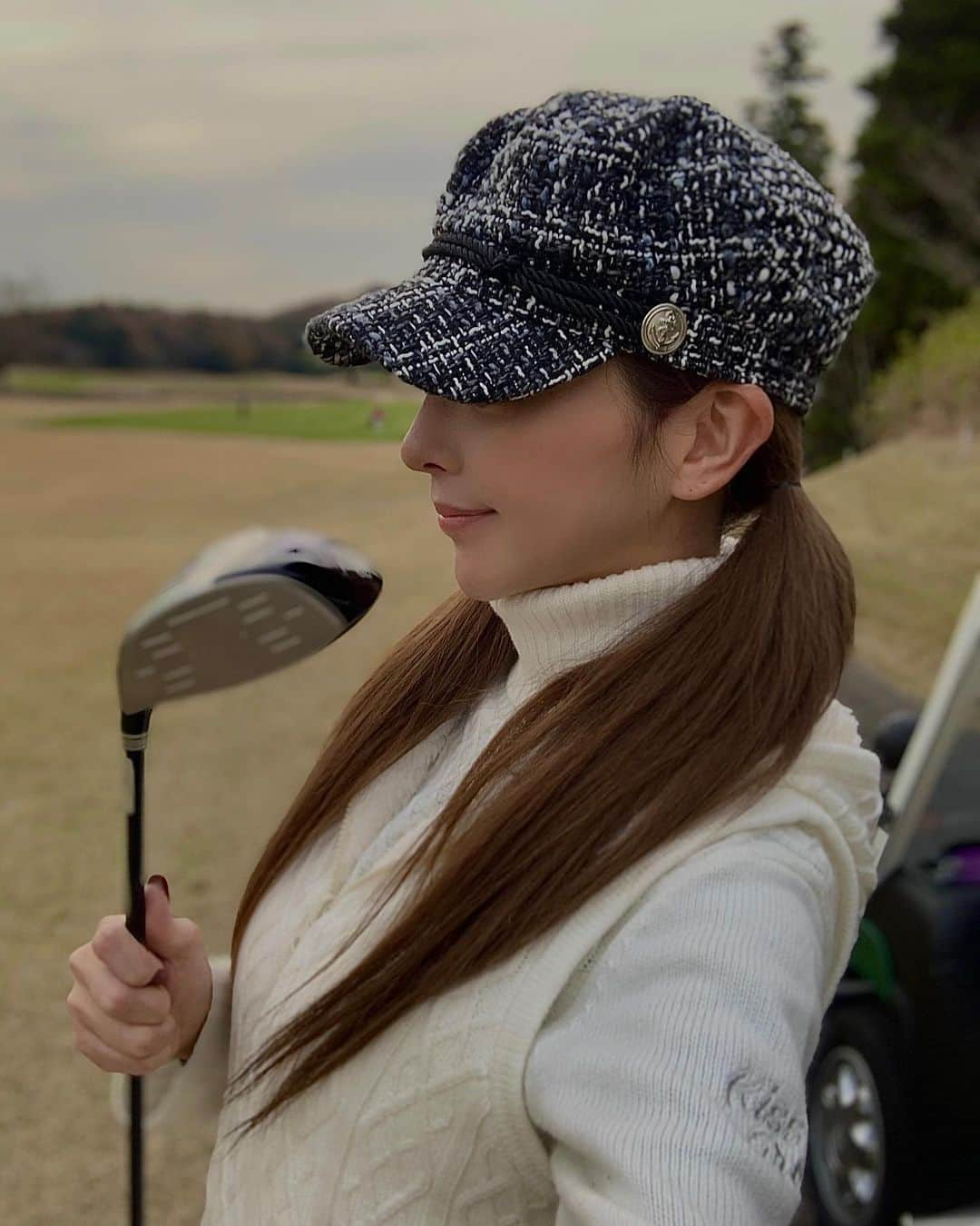 山崎みどりさんのインスタグラム写真 - (山崎みどりInstagram)「ナイターハーフゴルフ⛳️🏌️‍♀️  原宿ゴルフアカデミー @harajukugolf_academy で先生に一言教えてもらっただけで 天ぷらとかちょろとかプッシュアウトがなくなりました🙌🏻  とはいえまだまだなんですが...💦  ショートはParだったのが嬉しい✨ （okなしで）  ニットとニットベストは @kissonthegreen  ──────────────────────────  #ゴルフ#ゴルフ女子 #ゴルフウェア #golf#golfstagram #kissonthegreen #golfwear #golfgirl #ゴルフコーデ #レッグウォーマー#スコアは聞かないで#まだ早い#防寒コーデ #防寒ゴルフ #厚着しすぎて着膨れしてる」12月15日 21時22分 - midori_yamasaki_