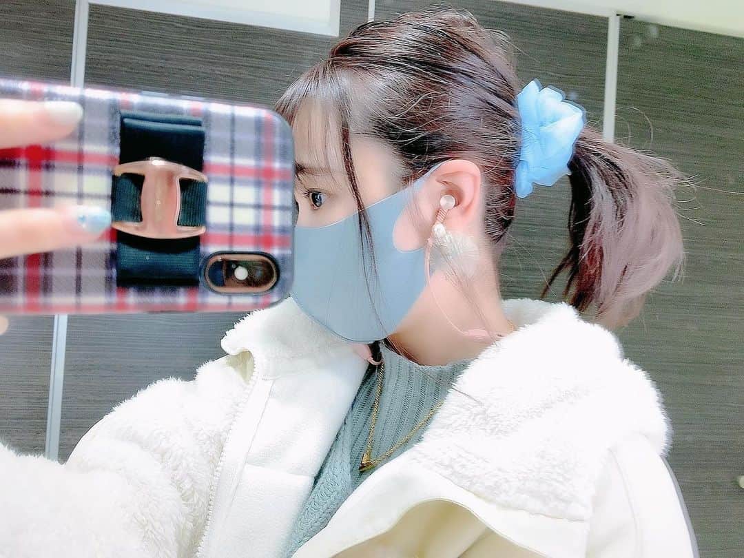 のインスタグラム：「𓊆購入品𓊇  水色のシュシュやっと買えた！ #一週間水色向上委員会   かわいい〜毎日ポニーテールしてしまう〜🦋  インナーカラーのピンクがチラ見えするのも良い💓」