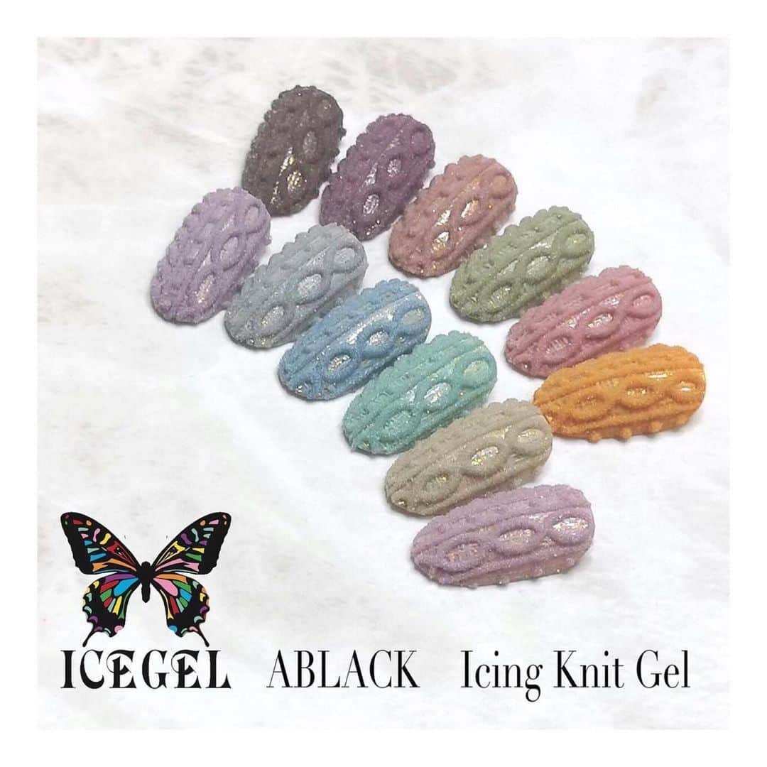 Icegel Nailさんのインスタグラム写真 - (Icegel NailInstagram)「아이스젤 #니트젤 #엠보아트 도 되고!! 풀컬러링도 되고!!! 탑젤을 바르지 않아도 자동 코팅이되는 특수젤 이랍니다✌️✌️✌️ 니트젤과 캘리파우더를 사용해서 털실느낌를 표현했어요^^  눈에 띄는 겨울아트를 하고 싶으세요?!!! 아이스젤 니트젤 하세요!!!  Repost @atelier_t_style ・・・ Coming soon...♡ . アイスジェルから アイシングニットジェルの 新色(S35〜S40)が近日発売♡ . 操作しやすいテクスチャーで ワンカラー、グラデーション、 極細のラインアートまで幅広く お使い頂ける万能ジェルです❗️ . 発売日が決まりましたら 改めてお知らせいたします💁‍♀️💕 . . . . . @icegelnail  @icegelkorea  @icegel_global  @icegel_japan  . . . . .  #stargalaxy #gelnails #flowernails #可愛いネイル #ぷっくりネイル #冬ネイル #ニットネイル #ジェルネイル  #ネイルアート #ネイルデザイン #nails #knitgel_new #nailstagram #naildesign #nailart #美甲 #美甲彩繪 #凝膠指甲 #光療指甲 #光療凝膠 #маникюрнадому #ناخن_شیک #дизайнногтей #ногти #nägel #nailsofinstagram #instagood #nailstagram #instanails」12月15日 21時23分 - icegelnail
