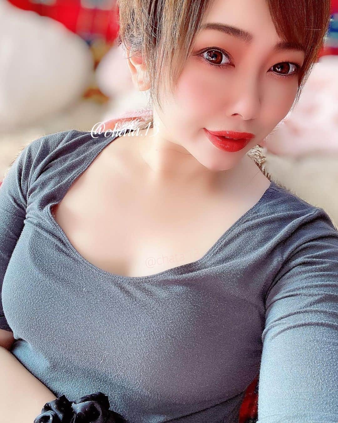 のインスタグラム：「今日もお疲れ様でした😘🙏 寒かったですね…かざはな飛んでた❄️⛄️ 皆様もあったかくしてお過ごし下さい❤️❤️❤️  髪染める前だから髪の毛キンキンしてる🥸 ルームウェアユニクロ　そろそろ毛玉。 ケダマグラムしか勝たん…。笑 @uniqlo_jp   #アラフォー#アラサー#美魔女#30代 #ルームウェア #暮らしを楽しむ #ファッション#休日の過ごし方 #girl#makeup #beautiful #asian #life #linda#ぽっちゃり #gorgeous #japan #lfl #ootd #fashion #むちむち #ぽちゃっこ #followme#goodnight #shorthair#ダイエット#お疲れ様 #smile #ショートカット #instadaily」
