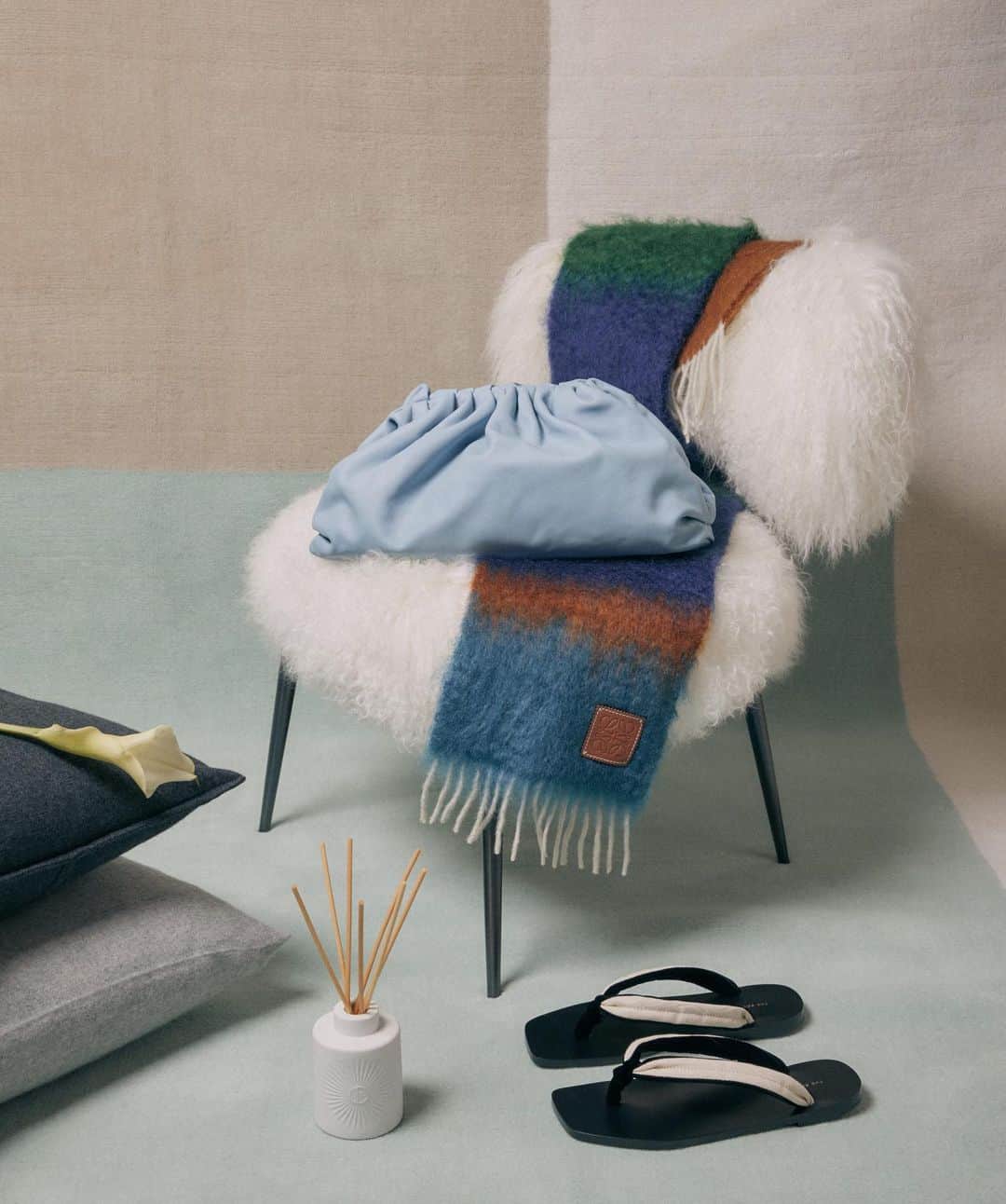 Harrodsのインスタグラム：「THE HOMEBODY. Appeal to the Homebody’s senses and you can’t go wrong where gifting is concerned. Think plush textures, handcrafted ceramics, warm flavours and comforting scents.   Follow your nose to our stories and link in bio for more Homebody inspiration.   #Harrods #HarrodsFashion #HarrodsChristmas   Can’t make it to the store? You can still shop remotely through our Personal Shopping service, and online at harrods.com.」