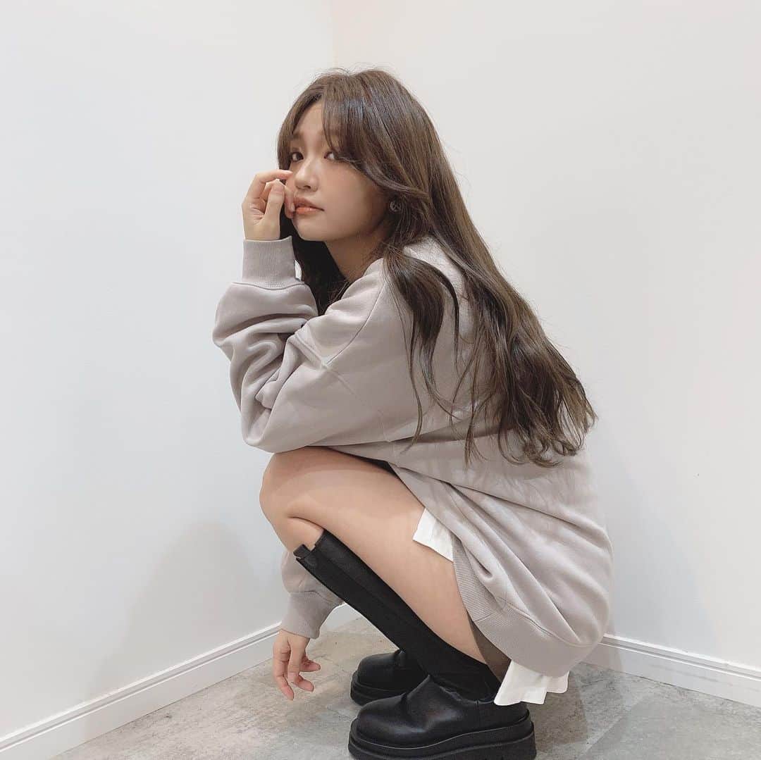 いっちゃん/嶋津 いつみのインスタグラム：「. . newカラー♡ . . . . ベージュとラベンダーとアッシュを混ぜた エモみカラーだそうです🥺💓 . . . . . 今回はハイライトは足さず 元々入ってるハイライトを活かして カラーしてもらったよ✌🏻✨ . . . . 色落ちも楽しみー🤤💭 . . . . . よへさんいつもワガママ聞いてくれて ありがとう🙆‍♀️❤️ . . . . . . .  #関西  #関西サロモ  #サロンモデル #サロモ #いっちゃん  #フリーモデル #関西モデル  #あざといっちゃん #かわいっちゃん #いっちゃんコーデ  #ブライダルモデル #アレンジモデル #ヘアカラー  #ヘアアレンジ #くしゃ顔  ##関西  #関西サロモ  #サロンモデル #サロモ #いっちゃん  #フリーモデル  #치맥  #좋아요환영 #소통환영 #팔로우환영 #팔로미 #인친환영 #친구해요 #셀카 #셀피」