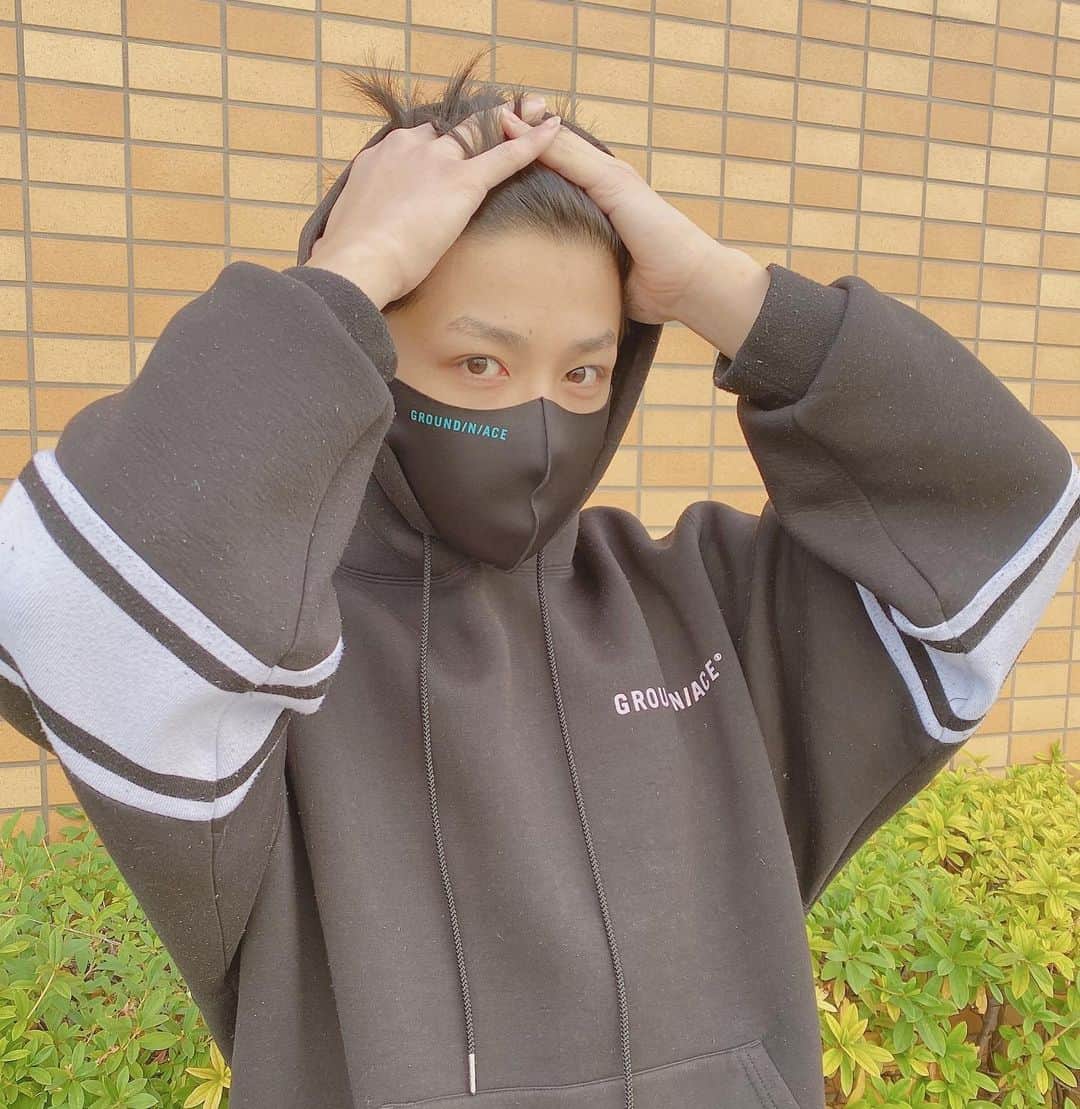 若槇太志郎のインスタグラム：「. 12/20時点でこの写真にタグ付けされているグランダンエースのアカウントをフォローした方の中から抽選で3名の方に僕が着用しているマスクがプレゼントされますっ。非売品なので是非😚 当選結果は12/25にグランダンエースのアカウントからDMで通知されます^ ^ . ちなみにかなり気に入ってます笑 パーカーもグランダンエース✌️ . #groundnace #ground_n_ace #グランダンエース」