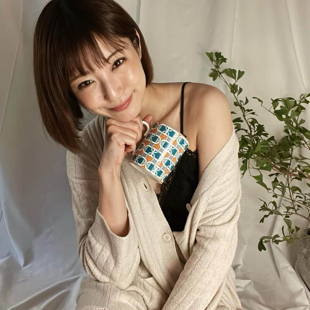 izu（出岡美咲）さんのインスタグラム写真 - (izu（出岡美咲）Instagram)「しっかり走れた日や 筋トレした日 寝る前に必ず プロテインを飲むんだけど 今日飲んでるこれ 美味しくて飲みやすい。 美活プロテイン。  ホエイプロテイン+ カゼインプロテイン+ ソイプロテインの三種が ブレンドされてて 休息をサポートしてくれる GABAも配合されてる。 (よく、チョコレートとかに入ってるやつね)  この３種類は 消化吸収のタイミングが 異なるので、寝ている間に 持続的なたんぱく質を 摂取出来るの。  そして寝ている間は 身体をつくる時間だと 思っているから この時間のプロテインは 効率が良い。  美活プロテイン 調べてみてね。  #美活プロテイン　 #3種のプロテイン　 #コラーゲン　 #GABA #PR @bikatsuprotein」12月15日 21時31分 - izu_stagram