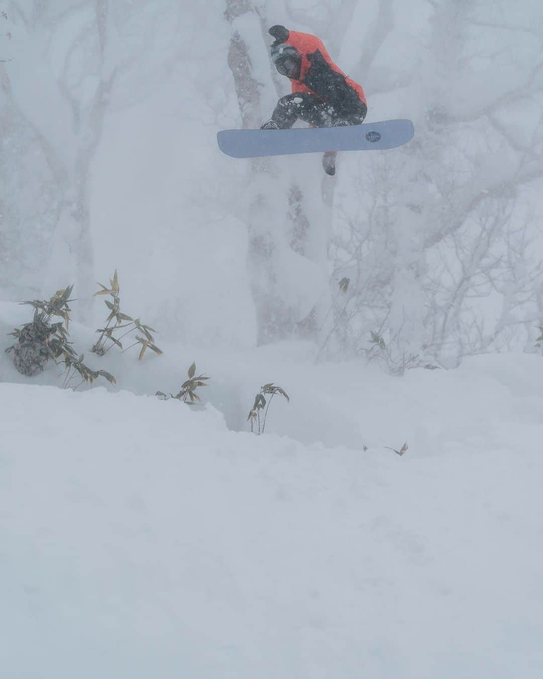 Burton Japanさんのインスタグラム写真 - (Burton JapanInstagram)「Hokkaido is on!! Photo: @kentarawmatsuda #RidingIsTheReason #ルスツリゾート #日本を滑ろう」12月15日 21時32分 - burtonjapan
