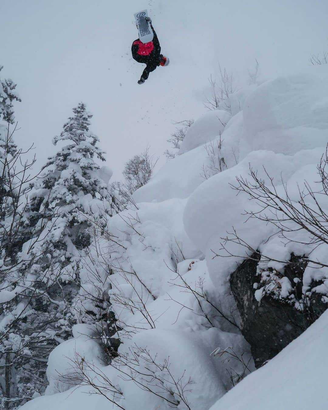 Burton Japanさんのインスタグラム写真 - (Burton JapanInstagram)「Hokkaido is on!! Photo: @kentarawmatsuda #RidingIsTheReason #ルスツリゾート #日本を滑ろう」12月15日 21時32分 - burtonjapan