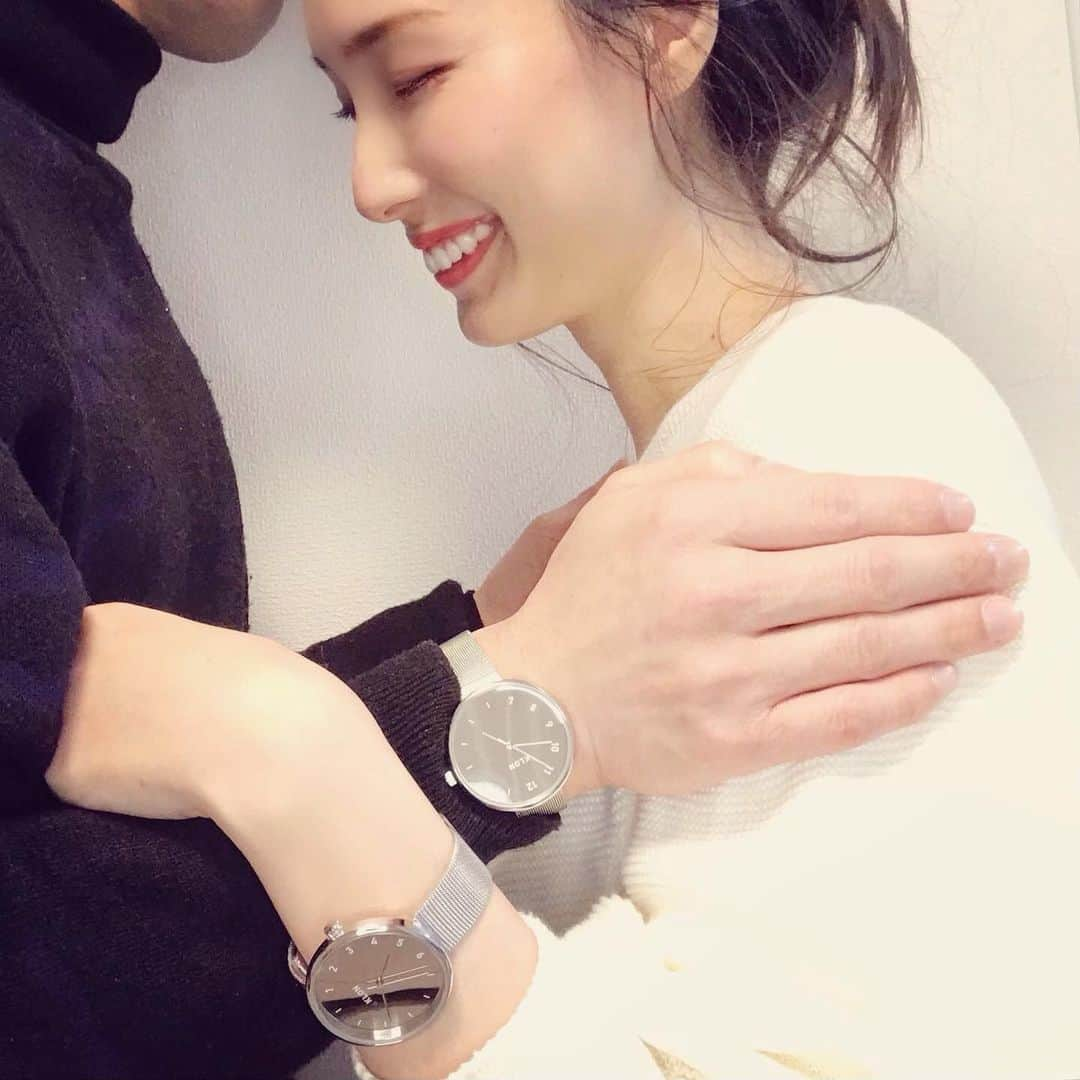 minsayuさんのインスタグラム写真 - (minsayuInstagram)「* @klon_klon_klon の 「時を分け合う」ペアウォッチ⌚️👫 文字盤の数字が1〜6と7〜12で分かれているのがロマンチック🤭 2人で時を刻んでいこうって プレゼントに貰ったら嬉しい🎄🎁🎅 文字盤がミラーになっているので 歯紅チェックがいつでも出来るのはありがたや🤭 * #klon #your_klon #ペアウォッチ #ミラーウォッチ」12月15日 21時33分 - minsayu