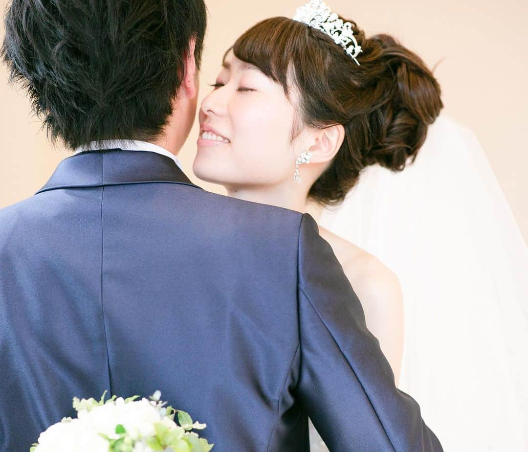 福井結婚式 ヴィラグランディス福井のインスタグラム：「【Photo】 ・ ・ とっても素敵なおふたりの写真♡ ・ 目隠しshotもとてもかわいいです♡ ・ ・ ・ ・ To All Lovers... 〜すべての愛しい人たちへ〜 ・ ・ ・ ・ #ヴィラグランディス福井 その他のお写真も気になる方はプロフィールから公式HPもご覧ください▶︎▶︎▶︎」