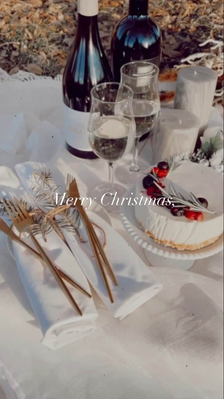 島野ミキのインスタグラム：「・ ・ Merry Christmas🎄 ちょっぴり早いけどクリスマスピクニックしたょ🥳🥳🥳 ケーキは @n.eriko77 の手作りチーズケーキ🍰✨ ワインは @sanmarzanowines ここのワイン白も赤も美味しくて ワイン買うならいつもここ❤︎ 今日はクリスマスピクニックやったけどめちゃくちゃ寒くてそそくさと退散したwww ・ ・ #クリスマス#クリスマスピクニック#ピクニック#ワイン#パーティ#女子会#オシャレ#オシャピク#ケーキ#cake#チーズケーキ#手作り#picnic#Christmas#Xmas#happyChristmas#写真好きな人と繋がりたい#写真部#写真撮ってる人と繋がりたい#lifestyle」