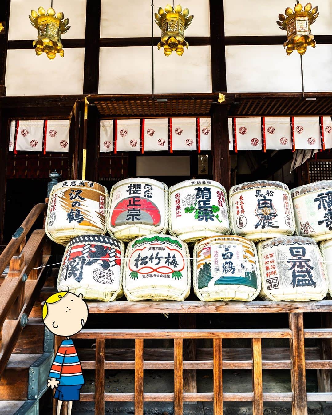 Osaka Bob（大阪観光局公式キャラクター）さんのインスタグラム写真 - (Osaka Bob（大阪観光局公式キャラクター）Instagram)「The sake barrels are neatly lined up in a row at Tenmangu Shrine. Imagine if they were full🍶⛩  大阪天満宮の境内には、納められた日本酒がズラーっと整列😲 お米からできた清酒を奉納するのがしきたりなんだって！————————————————————— #maido #withOsakaBob #OSAKA #osakatrip #japan #nihon #OsakaJapan #大坂 #오사카 #大阪 #Оsака #Осака #โอซาก้า #sakebarrels #osakatenmangu #天満の天神さん #大阪天満宮」12月15日 21時36分 - maido_osaka_bob