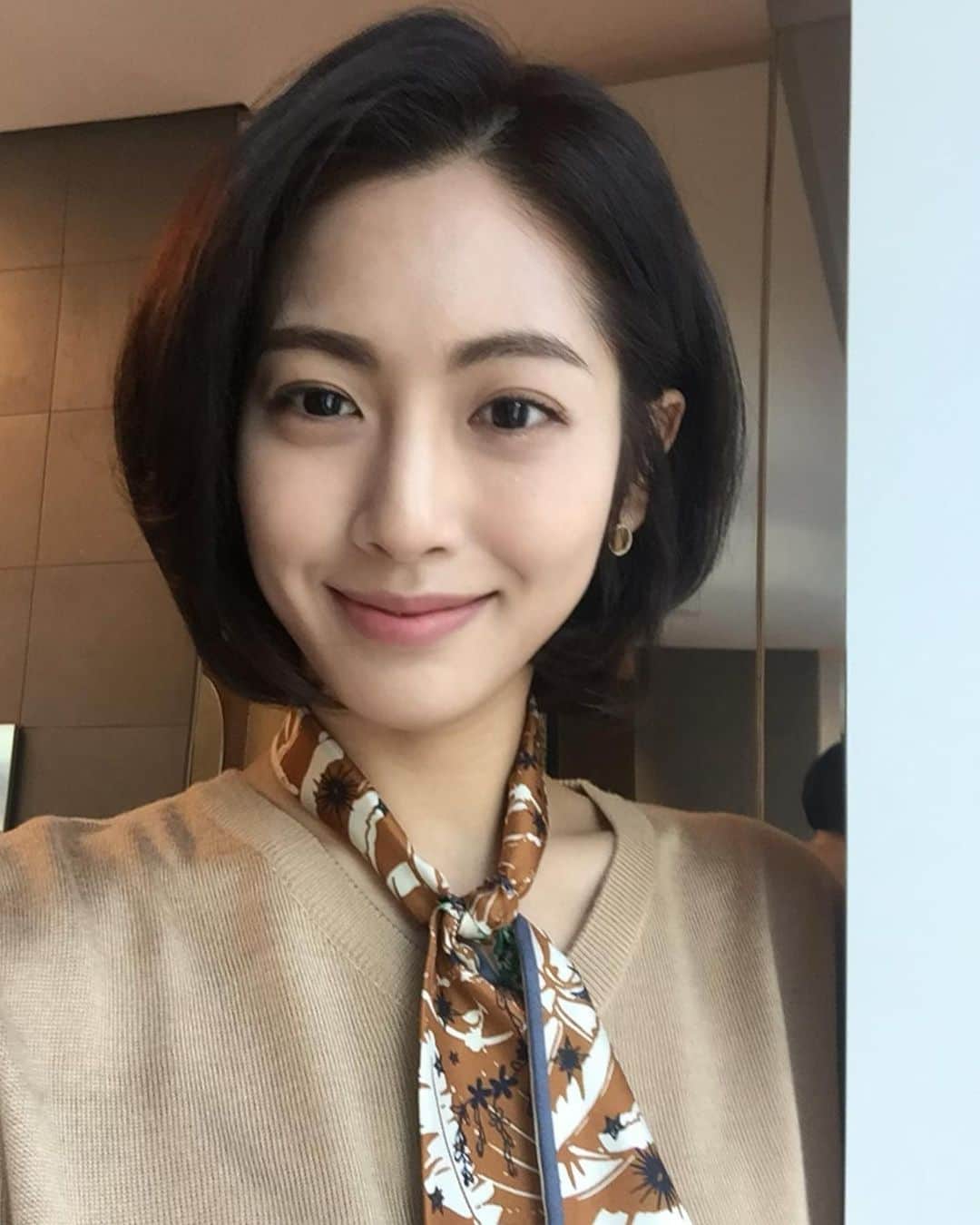 パン・ソヨンのインスタグラム：「. 너무 추워서 혼잣말이 늘었어요  마스크 쓰는거 참 불편하지만 혼잣말도 하고  몰래 노래도 하고 #마스크#열심히하고다녀요 #촬영장#대기중」