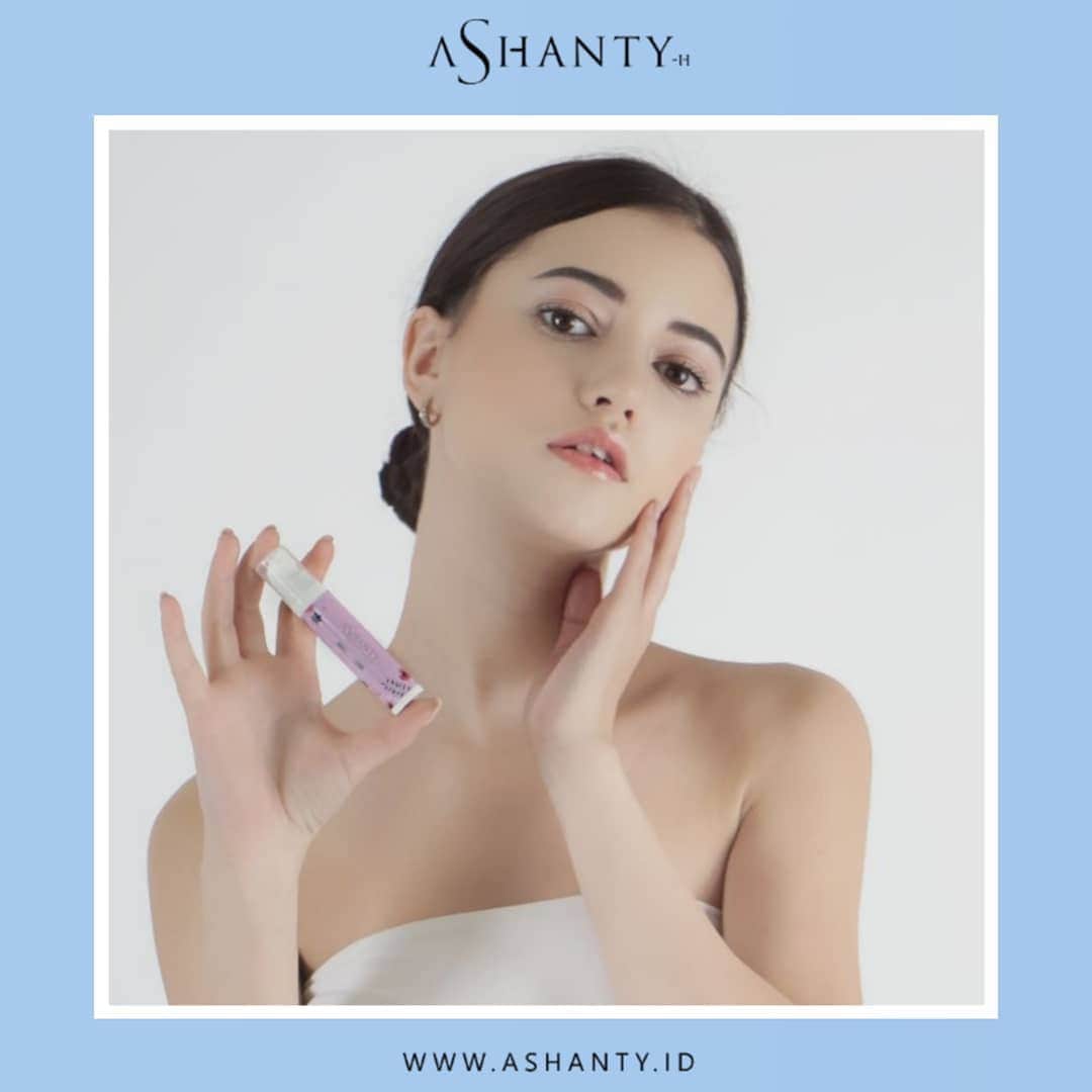 ASHANTY BEAUTY CREAM OFFICIALのインスタグラム：「Serum wajah merupakan salah satu rangkaian skincare yang tidak boleh terlewatkan, Serum wajah adalah cairan bertekstur ringan dan umumnya tidak mengandung minyak, yang mudah diserap oleh kulit. Serum wajah berfungsi untuk mencerahkan, melembutkan dan melembabkan 🌸  _________________________________ Informasi dan pemesanan : WA: 081293823950 WA: 085781140354 WA: 081287388885 WA: 087778489900 FAST RESPONS CLICK LINK yang ada di Bio IG @ashantyid  _________________________________ #ashantybeautycosmetics #beauty #cosmetics #brandlocal #kosmetikhalal #makeup #kosmetikartis #ashanty #thehermansyah #beautyvlogger #jualkosmetikmurah #kosmetikmahal #kosmetikbagus #ashantyid #keluargaasix #ashantyhermansyah #mua」