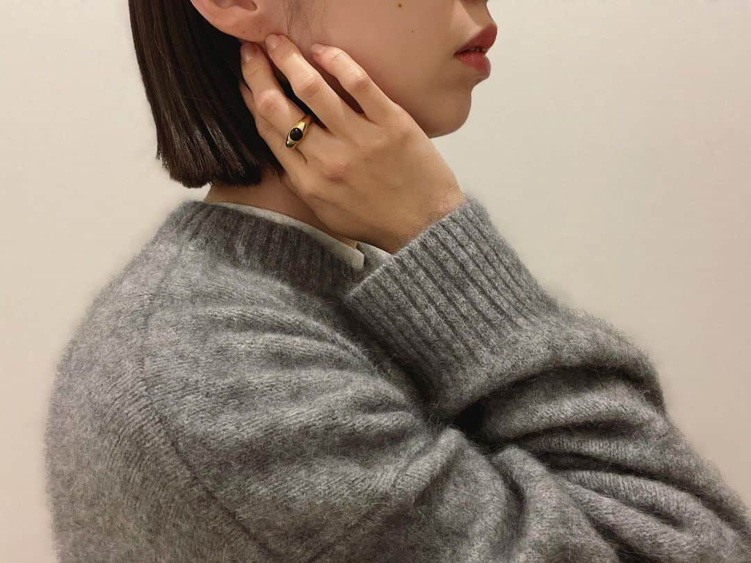 i_am_fukutaroのインスタグラム：「. @gray____accessories  “droplet collection” から . 大好きなオニキスのリング💍 . 信念を貫く、 目標達成させる芯の強さ 邪気払い、魔除け… . ファッションとしても 普段付けとしても 邪魔にならない丸みのある カッティングです✨ . 手元が整うとテンション上がります🥰 . 意志の弱い私は 肌身離さずつけておこうと思います🥲✨✨ . . . #grayaccessories  #onyx#gold#ring」
