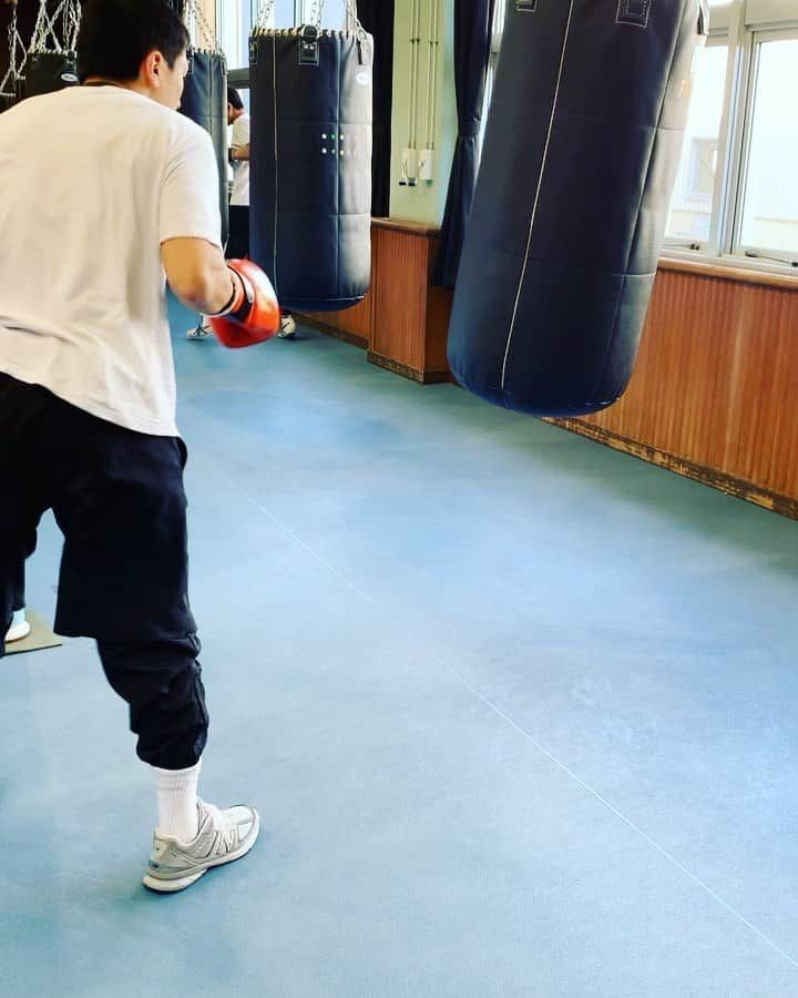 成松大介のインスタグラム：「🥊　 #boxing  #ボクシング  #wining  #mizuno  #polo  #990v5 #サンドバッグ」