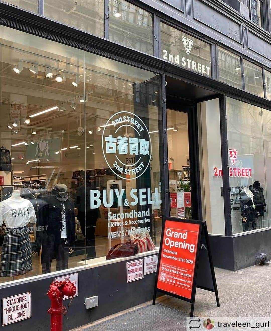 2nd STREET USAさんのインスタグラム写真 - (2nd STREET USAInstagram)「#repost  @traveleen_gurl   @2ndstreetusa is a vintage, second-hand retailer that has >600 stores in Japan. I shop there every time I’m in Tokyo and am so happy they opened in NYC!! They have two locations at the moment, NoHo & Chelsea.  . The best place to shop for trendsetters & anyone who likes unique pieces.  . . #2ndStreetNYC #2ndStreetUSA #sponsored  #vintageshop #vintageshopping #vintagefashion  #bestshoppingnyc #secretnyc #dattagurl #traveleengurl @traveleen_gurl」12月15日 21時41分 - 2ndstreetusa
