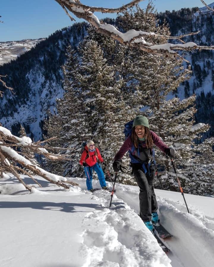 patagoniaさんのインスタグラム写真 - (patagoniaInstagram)「Sunny powder days are the best days. @badgal_brooky and @carolinegleich earn their turns in the backcountry near Brighton Resort. Wasatch Mountain Range, Utah.⁠ ⁠ The gear in this year’s guide represents the many ways we’re taking better care of people and the planet. Join us this giving season—because what you buy is what the clothing industry will become.⁠ ⁠ Check out our Holiday Guide. Link in Bio.⁠ Photo: Mary McIntyre / @marykmcintyre」12月16日 3時15分 - patagonia