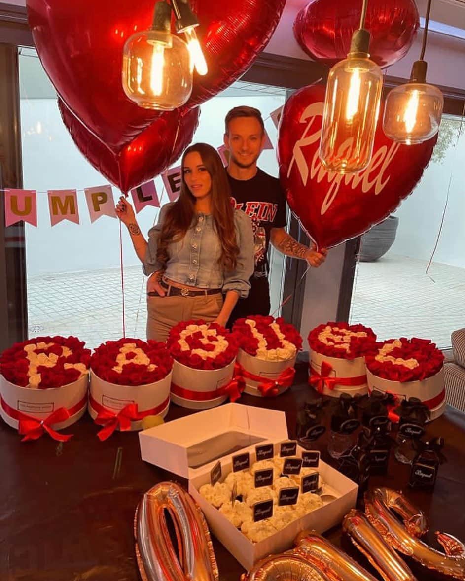 イヴァン・ラキティッチのインスタグラム：「Feliz cumpleaños mi amor.!!! Sabes que eres la persona más importante de mi vida, te deseo todo lo mejor. Me siento muy orgulloso de celebrar ese día tan especial a tu lado. Te amo muchísimo ❤️🎂👩‍❤️‍👨 @raquel_mauri」