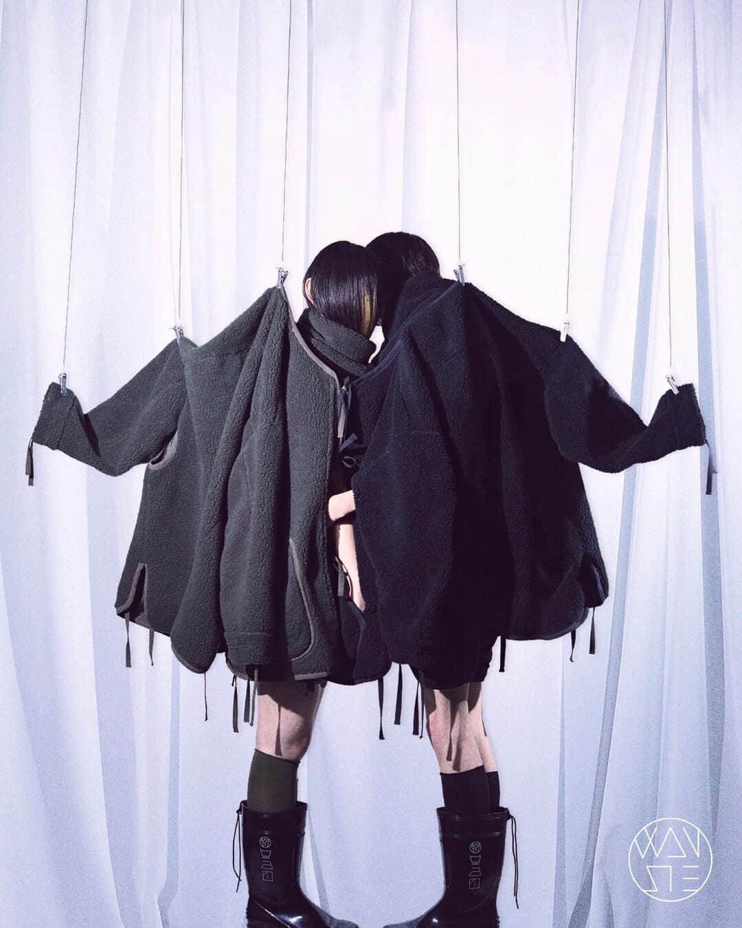 倉岡晋也のインスタグラム：「Letter ✔︎ 前回お知らせさせて頂いた @wansie_tokyo と制作したコレクションの第二段としてボアジャケットを発売致しました。 Finally, I can announce that personal project. Collaboration with @wansie_tokyo my capsule collection. I thought quarantine time, discovered important things... __________________________ この春の自粛期間中に考えたアイデア ファッションを通じてオンラインではなくオフラインで大切な仲間との関係性がどう循環して成立しているのか。。！ この答え合わせがしたくて、 僕の20年来の友人が運営しているユニフォーム&ワークウエアのメーカーと始めた物作り。  前回お知らせした100%撥水のモッズコートとも組み合わせて着用できる、保温/発熱のボア素材を使ったマフラー付きのライニングジャケットになります。　　  @wansie_tokyo @wansie_shop ブランドのインスタもチェックしてみてください。  『沢山の人に手紙(レター)のように届くと嬉しいなー』と思っています。。 またお知らせがあると思いますが、引き続き宜しくお願い致します！！ _________________________ Photo @js_maria_c hair/mua @mahirowatanabe model @uzus_awazemu @ishizu.mas Styling/Ad/design @shinyakuraoka Big thanks @wansie_tokyo @wansie_shop  @masahiro__h @skgsan @__cemcinar__  @chigracci  xxxx」