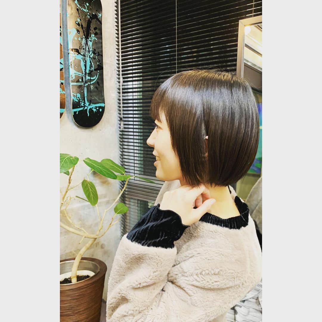熊木杏里のインスタグラム：「今日もウッチーに切って貰いました✂︎ さらつやです。  ふと、袖を縁取ったバネの様な物が飛び出ており、スパイダーマンになった日。  ひゅーんと、街々を飛べたらいいのにな 🌙  先日の配信ライブから 「ノスタルジア」「夢のある喫茶店」 ２曲をofficial YouTubeに残していますので、ことあるごとに、ゆったりご覧くださいね。」