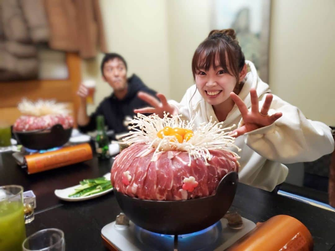 千鶴のインスタグラム：「. お肉はもちろんなんだけど 鍋のキャベツや白菜がおいしすぎる  毎日鍋でもいい季節  #湯島梅園」