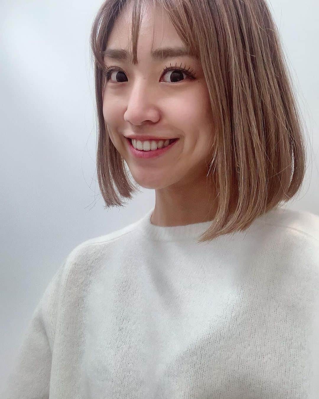 本橋優華のインスタグラム：「お元気ですか？☺︎ シャンプーに変えました🇮🇹笑  #goodnight#bathtime#haircare#knit #davines #白ニット」