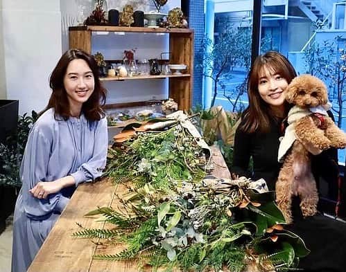 松原汐織のインスタグラム：「with @aya_matsuyama_official  ・ 毎月恒例の @gigifleuriste のワークショップ❤️ 今月はスワッグ作り🌿🌿🌿 ・ グレビレアアイバンホー、コニファー、グレッグソニアーナ、ユーカリ(実)、エリンジウム、バーゼリア(シルバーブルニア)、マグノリアバンチショートを使用しました。 ・ 大量の枝木をバランスを見つつ、整えて結んでいって✨ 約90cmの大作に仕上がり、リビングに飾っています。 これからドライへと変化していくので、クリスマスが終わったらリボンを違うものに変えようかなぁ〜と😉🎀 ・ 2020年は #gigifleuriste の辻さんご夫妻と出会って、お花が凄く好きになり生活に欠かせないものとなった一年でした！ 南青山にもお店がオープンするそうで♡遊びに行くのも今から楽しみです🙋🏻‍♀️✨ ・ #flowerarrangement  #クリスマススワッグ #お花のある暮らし #写真を撮る時だけマスク外してます ⚠️」