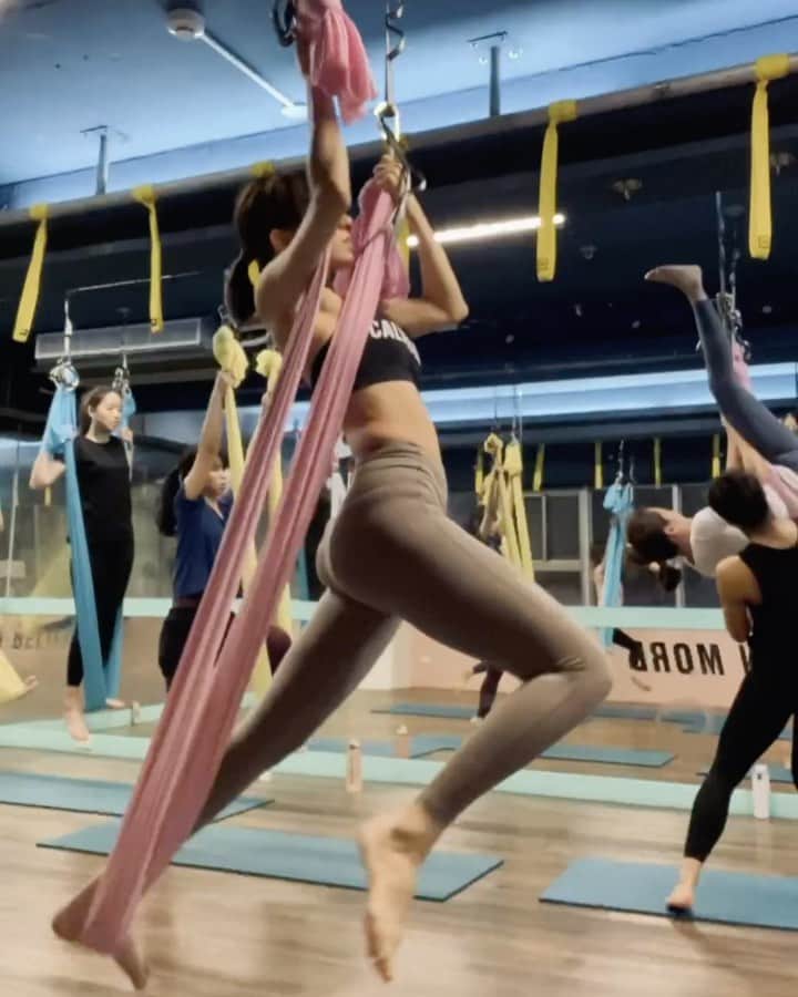 特蕾沙（Teresa）のインスタグラム：「手差點____。  🧘‍♀️🧘‍♀️🧘‍♀️  #aerialyoga」