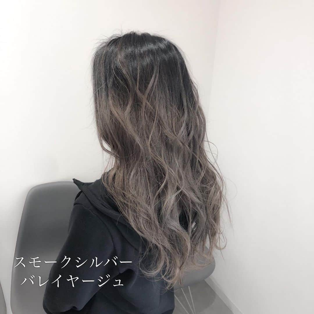 ハナフサユウスケのインスタグラム：「ブリーチならではだねー ＊ ＊ 根元はダークトーンでー ＊ ＊ #hairarrange#アレンジ#ヘアアレンジ#ヘアセット#美容室#美容師#姫路#岡山#赤穂#赤穂市#簡単アレンジ#ヘアアレンジ動画#セルフアレンジ#インナーカラー#バレイヤージュ#サロンモデル#サロモ#撮影#ハイライト#グラデーション#外国人風カラー#グレージュ#シルバーアッシュ#グレーアッシュ#ブリーチ#ムラシャン#ハイトーン#美容学生」