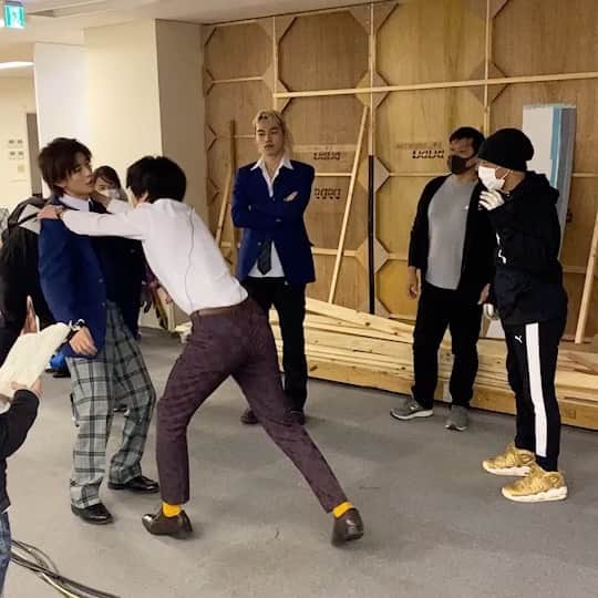 のインスタグラム：「【練習動画。】  #先生を消す方程式。 撮影現場より、レアな動画をお届け⚠️  #山田裕貴 さん #高橋文哉 さん #高橋侃 さんが アクションの練習をしています。  鬼気迫るシーンの段取りをしっかりチェック。  最終回にふさわしい…？ 三つ巴のシーンもお楽しみに。  #せんけす #最終回」