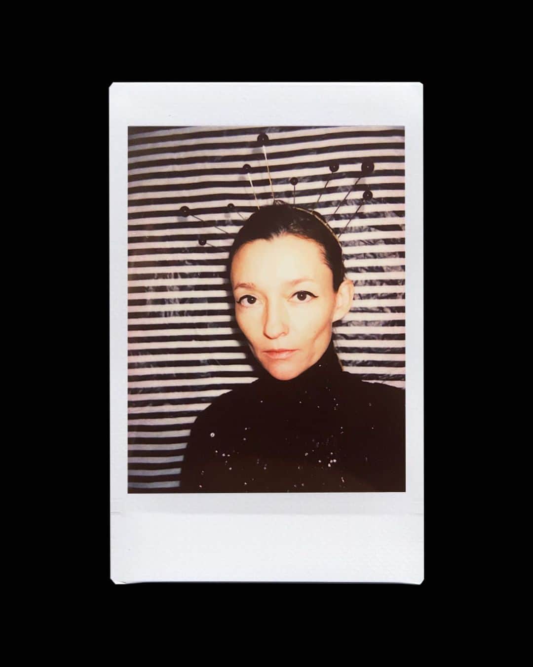 のインスタグラム：「@audreymarnay, shot at home (with love)   This holiday season, we wanted to honor our f.AMI.ly – all those who helped us get through 2020 (and what a year!) - standing by the values upon which Ami was founded: friendship, love and gratitude.   Let’s celebrate ❤  #AmiParis #AmiFamily #AmiPortraits」