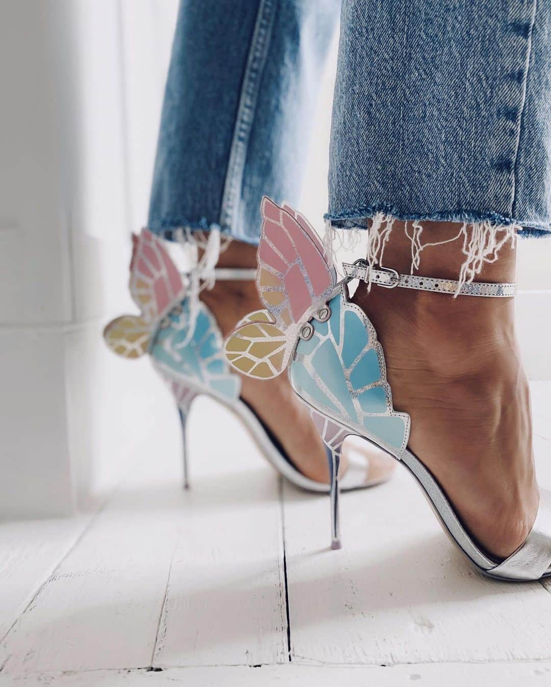 SOPHIA WEBSTERさんのインスタグラム写真 - (SOPHIA WEBSTERInstagram)「The wing woman you’ve been waiting for… ⁣ ⁣ Our signature pastel 'Chiara' in dreamy iridescent pastels is back in stock! 🦋✨💗⁣ ⁣ #SophiaWebster #SophiaWebsterWings」12月15日 22時09分 - sophiawebster