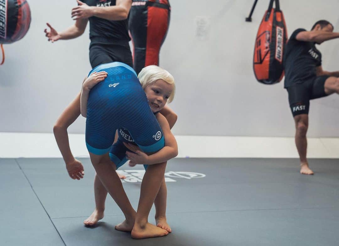 コナー・マクレガーさんのインスタグラム写真 - (コナー・マクレガーInstagram)「Thank you for the cool wrestling singlets @albertpikulskiy and @sergey_pikulskiy!  Always great training with the Moldovan technicians ❤️」12月15日 22時09分 - thenotoriousmma