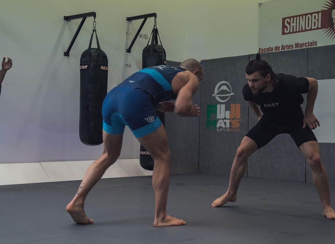 コナー・マクレガーさんのインスタグラム写真 - (コナー・マクレガーInstagram)「Thank you for the cool wrestling singlets @albertpikulskiy and @sergey_pikulskiy!  Always great training with the Moldovan technicians ❤️」12月15日 22時09分 - thenotoriousmma