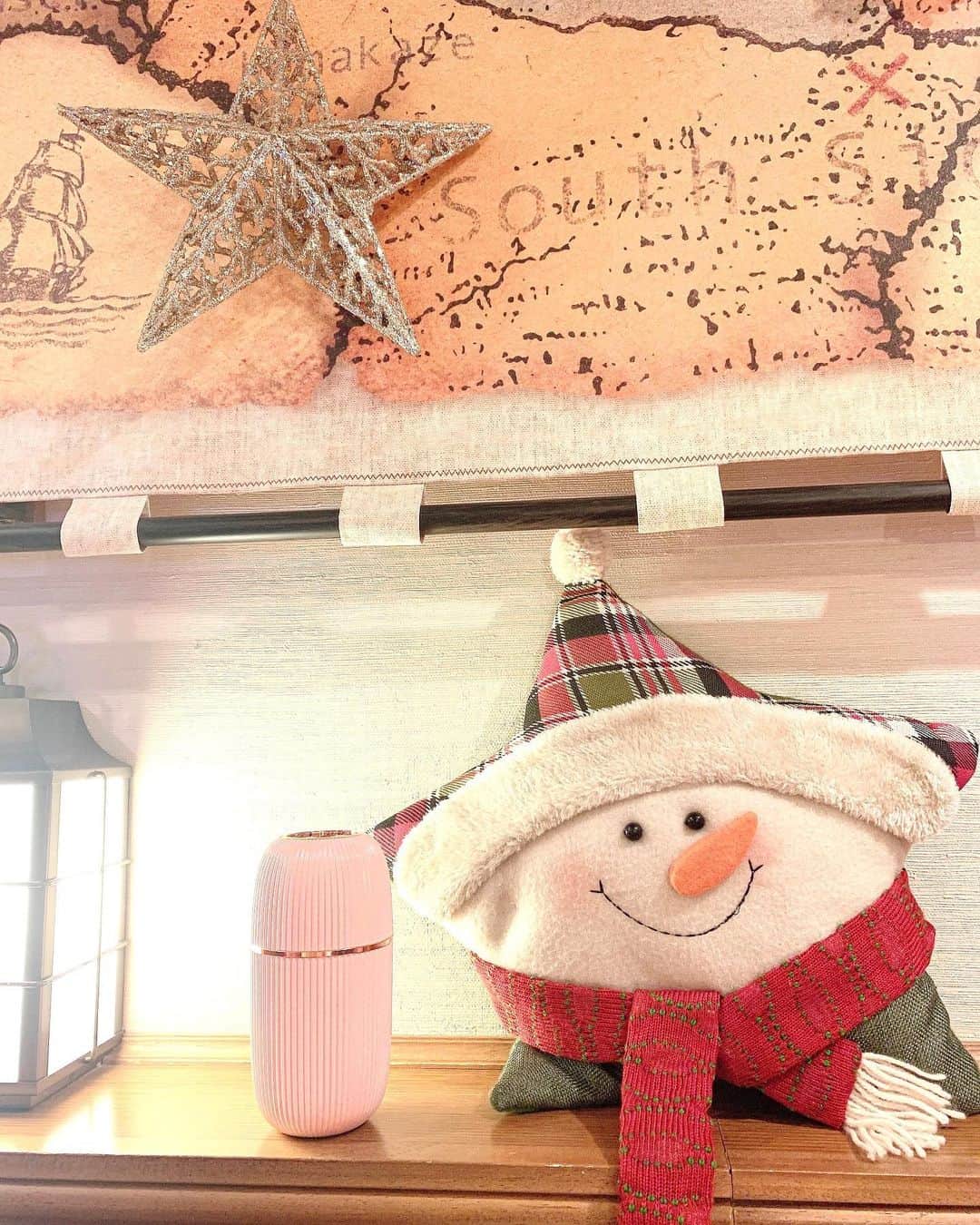 浅井麻里さんのインスタグラム写真 - (浅井麻里Instagram)「🎄🎅🎁🎄﻿ ﻿ とっても可愛いクリスマスルームにも﻿ この加湿器をお供に❤️🎄﻿ ﻿ 最近仕事でホテル生活の日が多くて、﻿ どこのホテルの部屋でも﻿ 常にこの加湿器を置いてる💕﻿ ﻿ @cleanrefre_official  のクリーンリフレを﻿ 入れて使ってるよ💭﻿ コンパクトだから持ち運びしやすい♬﻿ ﻿ クリーンリフレは、日本の厚生労働省が認めた﻿ ウィルスや細菌を不活性化できる除菌水✨﻿ 人の健康を損なう恐れがないから、﻿ 食品添加物に指定されてるくらい安心安全❤️﻿ ﻿ これひとつで、加湿＆空間除菌✨👍﻿ 風邪やウィルスを防ぐために、﻿ 手洗い・うがい・換気、そして加湿！！﻿ ﻿ 元気に12月も乗り切ろーう❣️(о´∀`о)﻿ ﻿ ﻿ #電解除菌水#クリーンリフレ#ホテル#ウイルス対策#加湿器#空間除菌#インテリア#ディズニーコーデ#除菌#pr#hotel」12月15日 22時04分 - mari_asai_625