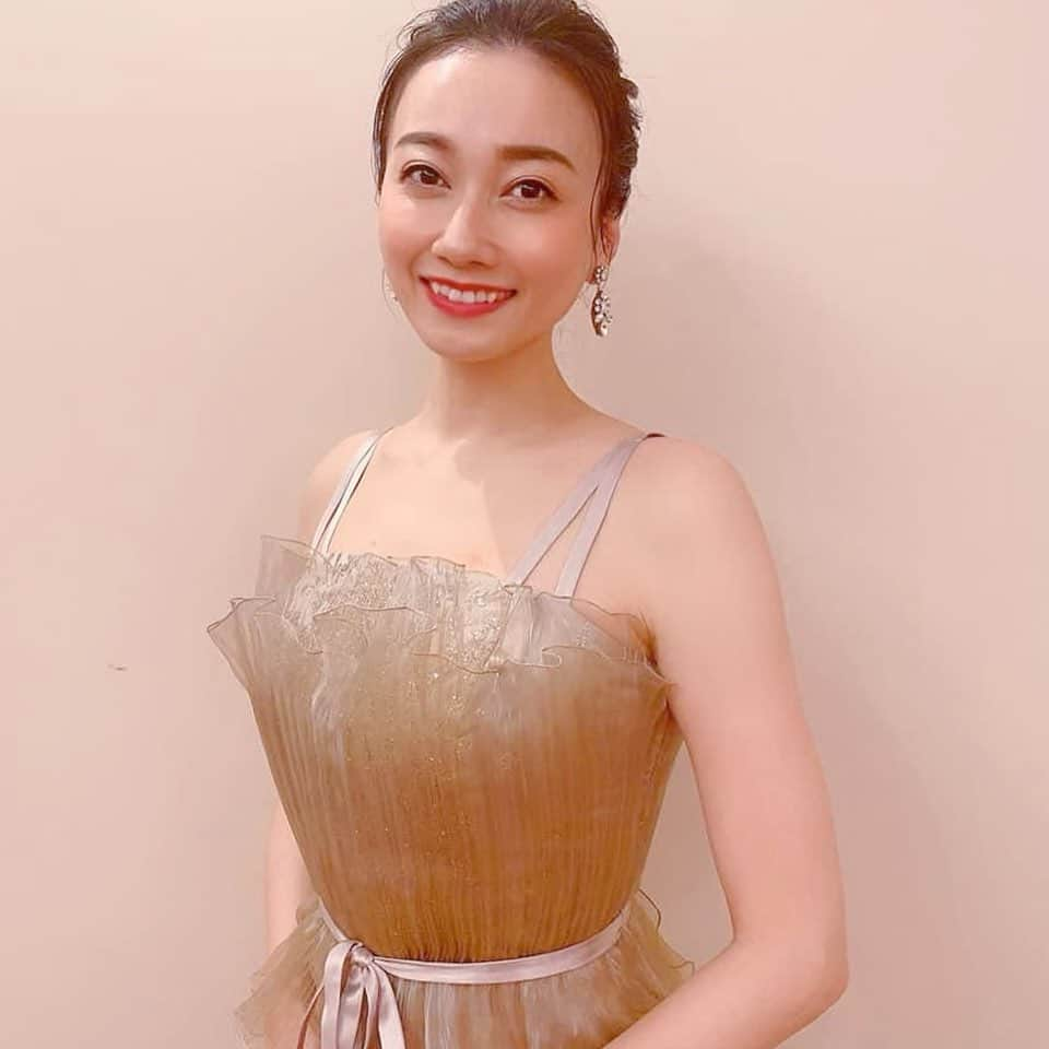 沢希理寿さんのインスタグラム写真 - (沢希理寿Instagram)「昨日は、はるちゃんと忘年会にお招きいただき歌わせて頂きました。  2人でXmasらしいドレスを着て気持ちが華やぎました😍  久しぶりにはるちゃんと歌えて楽しかったな🥰💕 アンコールまでいただけて 楽しいひと時を過ごさせて頂きました❤️  #天宮菜生 ちゃん#Xmas#忘年会」12月15日 22時04分 - rizu_sawaki