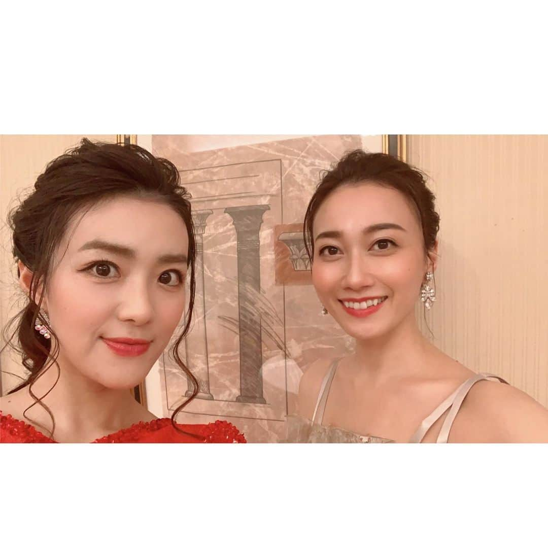 沢希理寿さんのインスタグラム写真 - (沢希理寿Instagram)「昨日は、はるちゃんと忘年会にお招きいただき歌わせて頂きました。  2人でXmasらしいドレスを着て気持ちが華やぎました😍  久しぶりにはるちゃんと歌えて楽しかったな🥰💕 アンコールまでいただけて 楽しいひと時を過ごさせて頂きました❤️  #天宮菜生 ちゃん#Xmas#忘年会」12月15日 22時04分 - rizu_sawaki