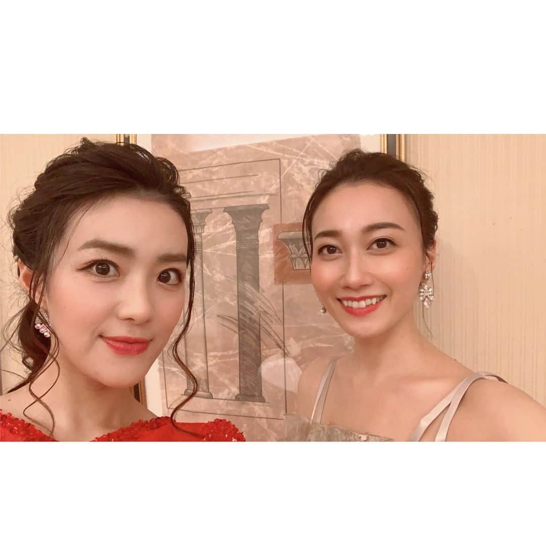 沢希理寿のインスタグラム：「昨日は、はるちゃんと忘年会にお招きいただき歌わせて頂きました。  2人でXmasらしいドレスを着て気持ちが華やぎました😍  久しぶりにはるちゃんと歌えて楽しかったな🥰💕 アンコールまでいただけて 楽しいひと時を過ごさせて頂きました❤️  #天宮菜生 ちゃん#Xmas#忘年会」