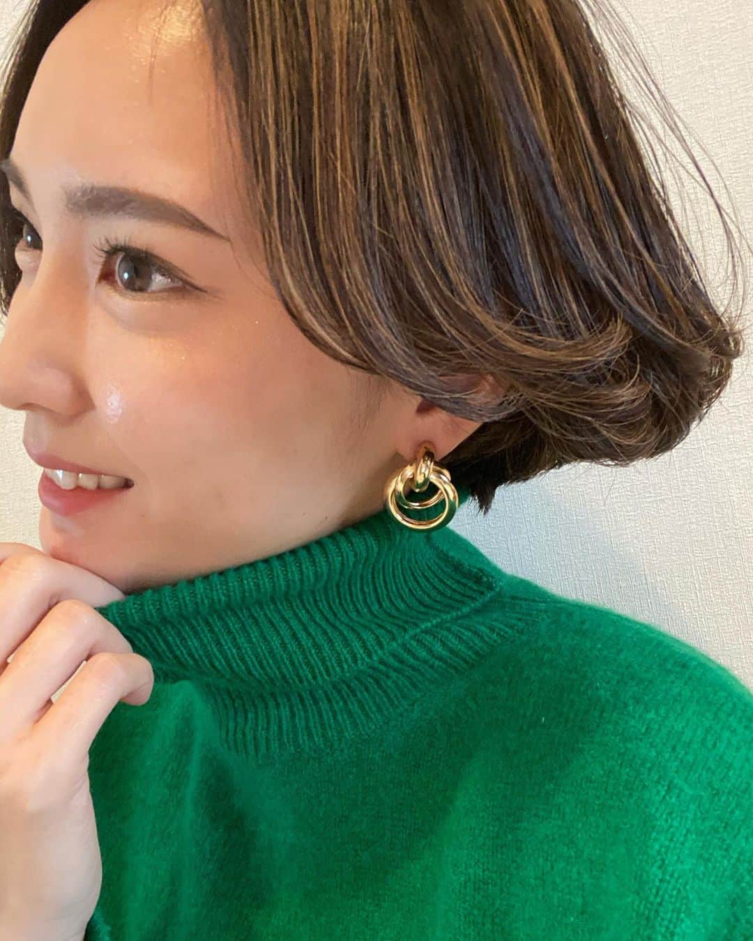 のインスタグラム：「最近お肌の調子めちゃくちゃ良い☺️🤍 だからベースメイクはコンシーラーだけで済ませてる！！ あと @lecadeau_acc でGETしたピアスが 可愛いくて最近仕事の時もつけてる✨ シンプルな服が多いからピアスはポイントになるように 大きめのをつけるのがマイブームです💕💕 他にもGETしたからまた紹介するね😚❤️」