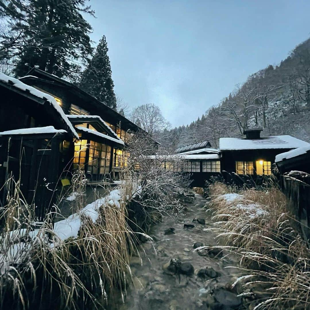 ななぴさんのインスタグラム写真 - (ななぴInstagram)「秋田旅行は乳頭温泉郷へ♥︎🚅♨️ 鶴の湯に宿泊しました✨  温泉が本当に大好きでいろんなところに行くのですが こんな広い露天風呂は初めて！！！！ そして混浴だった！！！笑 でも鶴の湯は、女湯から繋がっているため、白濁したお湯の中をそのまま移動すれば見られることはないので女性の方もぜひ勇気を出して入ってみて欲しい！🥺本当に絶景で気持ちよかったです！ 夜は星も見えました🌟 夜はたくさん女性の方も入ってました☺️✨  乳頭温泉郷の写真を見た時、冬に雪の中、絶対にここにいきたい！と思っていたのでとても幸せでした、、  絶対一度入ったほうがいい。おすすめ😍❤️  #鶴の湯　#秋田旅行　#乳頭温泉　#乳頭温泉郷　#国内旅行　#日本　#japantravel #japan_of_insta #japan_photo #japantrip #旅行  #♨️ #温泉　#温泉旅館　#温泉旅行　#秘湯巡り　#秘湯　#雪　#冬　#冬の絶景　#雪の絶景　#雪絶景　#絶景　#たびすたぐらむ」12月15日 22時06分 - __nanapgram__