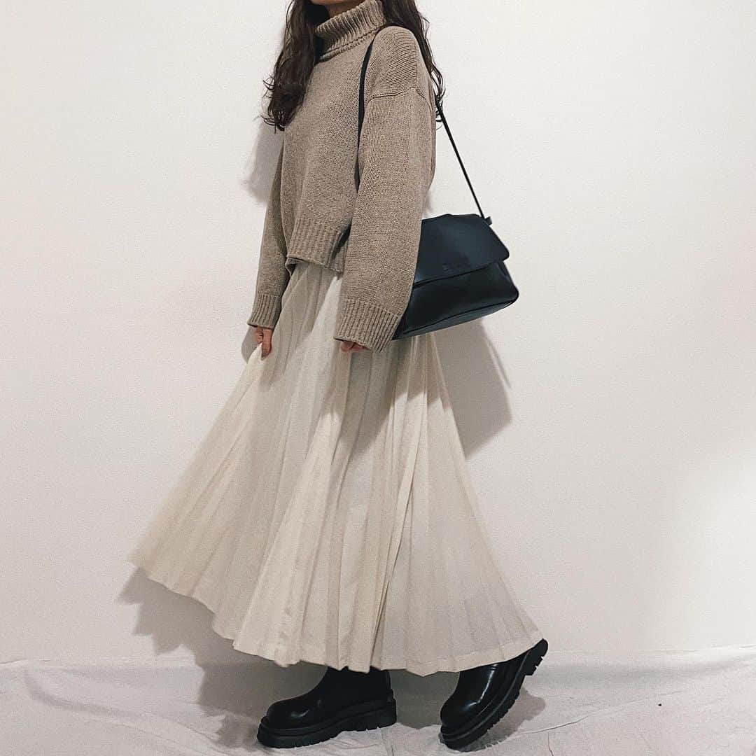 かほこ。さんのインスタグラム写真 - (かほこ。Instagram)「ㅤㅤㅤㅤㅤㅤㅤㅤㅤㅤㅤㅤㅤ ㅤㅤㅤㅤㅤㅤㅤㅤㅤㅤㅤㅤㅤ outer : #yuw #lowrysfarm knit & bag & boots : #kaleno skirt : #isook ㅤㅤㅤㅤㅤㅤㅤㅤㅤㅤㅤㅤㅤ 朝の4:30くらいなので暗い😢ヘビロテしてるニットとアウターにプリーツスカートを合わせて少しガーリーに。でも底厚めのサイドゴアブーツでかっこよさも足しました。 ㅤㅤㅤㅤㅤㅤㅤㅤㅤㅤㅤㅤㅤ KALENO再販決定しました！💫18日から、今回は期間長めになるので、また詳しくは公式アカウントにて☺️よろしくお願いいたします！ ㅤㅤㅤㅤㅤㅤㅤㅤㅤㅤㅤㅤㅤ #kaho_fashion」12月15日 22時06分 - xxokohakxx