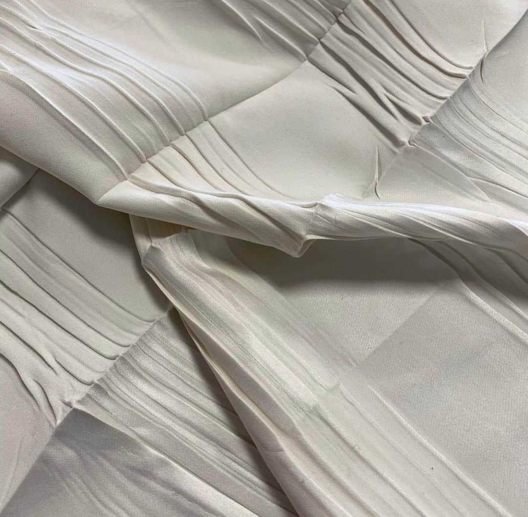 コレクションプリヴェのインスタグラム：「Details from new FW21-22 . Plissé edition #collectionpriveeofficial #fw2122 via @massbizzi  • • • • #newcollection #womenswear #plissé #white #new #rtw #madeinitaly #fashionista #fw2122 #fabric #mood #fashiomdesigner」