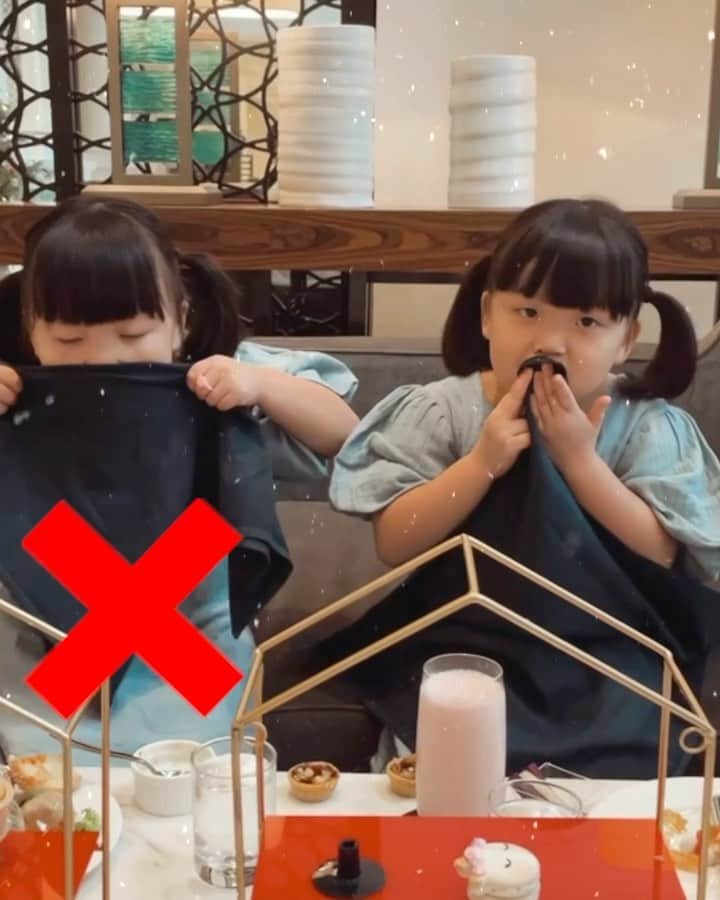 MOMOツインズのインスタグラム：「Dining etiquette 101  #leialeftlaurenright #slowlybutsurely」