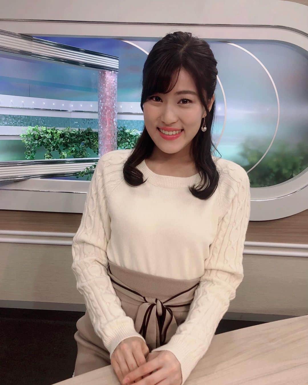 のインスタグラム：「🥶今日は冷えますね🧊 あったかい衣装に☁️♡ ・ あたたかくしておやすみなさい😴 ・ ・ #ニット #白ニット #ケーブルニット  #衣装 #衣装提供 #リオマル #女子アナ #女子アナコーデ #ハーフアップ #チバテレ #アナウンサー #フリーアナウンサー #竹内里奈」