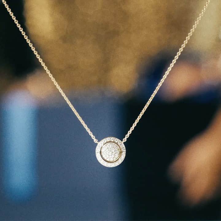 のインスタグラム：「𝑺𝒘𝒂𝒚 the night away with this #PiagetPossession necklace, a fluid creation that 𝒔𝒑𝒂𝒓𝒌𝒍𝒆𝒔 with every turn. For that special someone, get its reversible jewel engraved. - #Piaget #DiamondNecklace #NecklaceLover #NecklaceStatement」