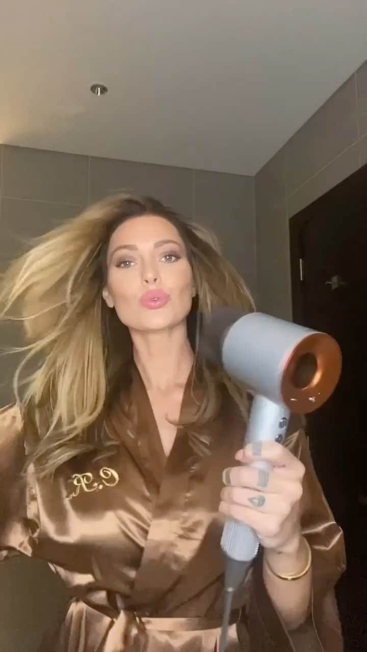 Caroline Receveurのインスタグラム：「When your Dyson Supersonic Copper Edition is matching your outfit ⚡️ La brillance de folie que ce sèche-cheveux apporte à mes cheveux 😱 @dysonhair_fr #dysonseasonalstyling」