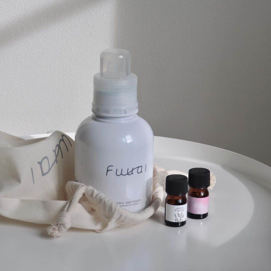 のインスタグラム：「. . 大切なお洋服にはワンランク上の柔軟剤を🐑♡ . . 大丸×松坂屋が共同開発した柔軟剤 @fuuai_official  . ベースとなる無香料の柔軟剤に 「なりたい気分で選ぶ4つの香り」と 「好みで重ねる6つの香り」の中から 各一つづつを選んで香りをブレンド 自分好みの香りを調合して作る新スタイルの柔軟剤です🌿 . . フレグランスのような上品な香りで仕上がりもふんわり柔らか🐑 低刺激な成分を使用しているので 敏感肌の方や小さなお子さんをお持ちの方にもおすすめです✨ . . . . #fuuai #柔軟剤 #フウアイ」