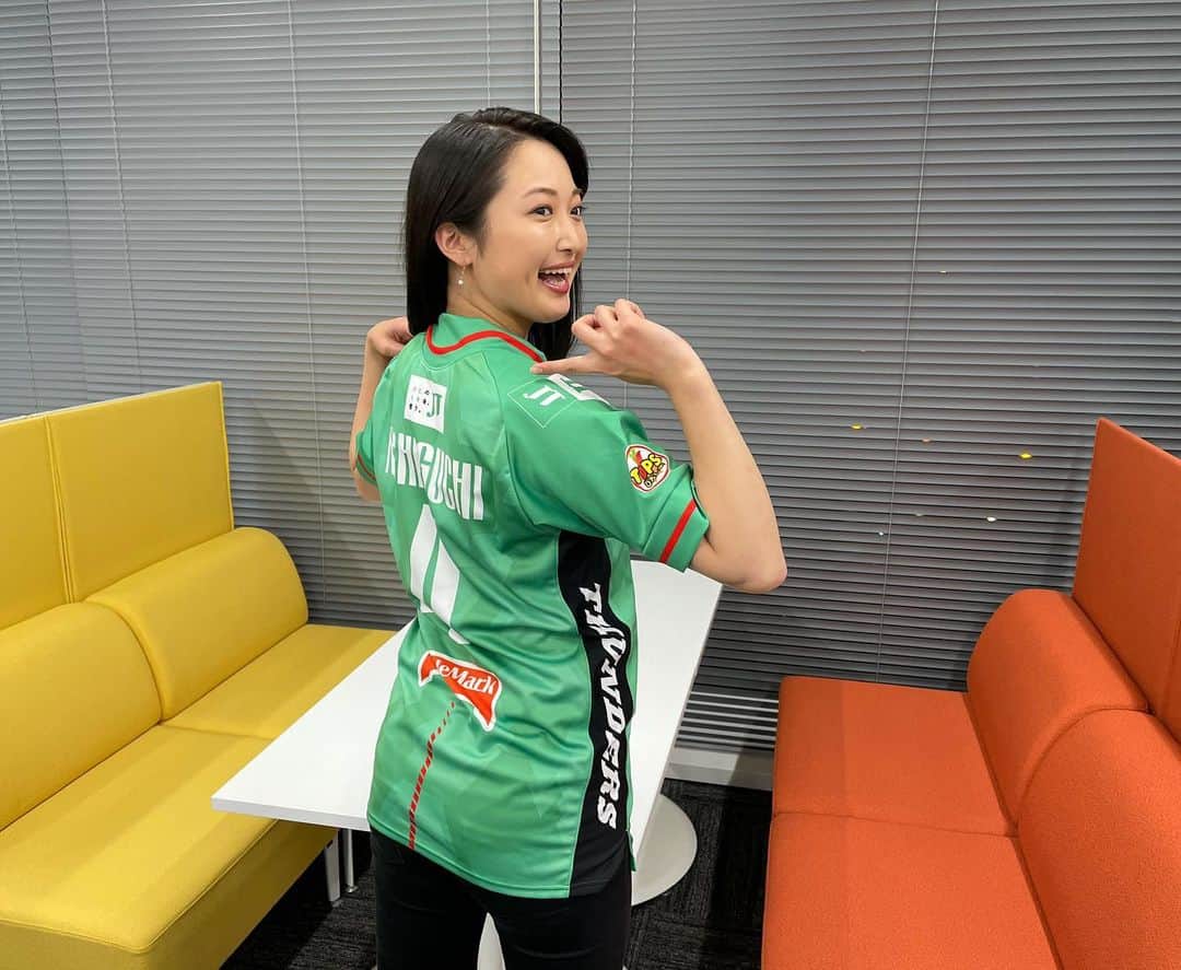 西口真央のインスタグラム：「クリスマスプレゼント〜🎄🏐❤️ （1枚目）背番号と選手名☺️よく見てください！ 『NISHIGUCHI 』× 『広テレは４チャンネル！』 （2枚目）詳しく！ （3枚目）どの角度だと背中が見えるか、シミュレーションをして後輩が素敵に撮ってくれました！ 後輩のは完全に背中見えていませんね☺︎  # JTサンダーズ広島 ♯ユニフォーム ♯ニシグチ ♯ありがとうございます　 ♯広島テレビ　 ♯4チャンネル 小野さんはONO 私はNISHIGUCHI 私なが〜」