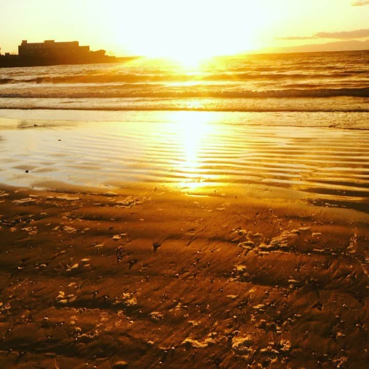 のインスタグラム：「♡ ♡ ♡  わたしたちの毎日って  誰のために過ごしてる？  自分のため？　家族のため？  ため　ってなんだろうw  とおもうよね  誰のためでなくて　よいんだよね  自分がよければ  だから　気にせず自分を  どう思われようと　関係ないって  思えたら　楽だし　  気にしない♡  わたしは私で好きな投稿を  そして　好きな人としか  付き合わないよ💋  #sunrset #dream #hope」